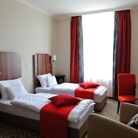 Corner Hotel & Kavehaz Dunaújváros Екстериор снимка