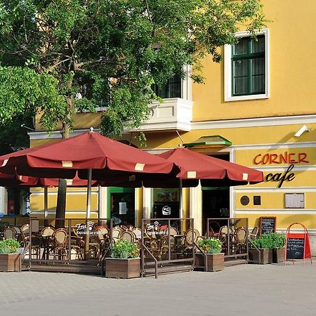 Corner Hotel & Kavehaz Dunaújváros Екстериор снимка