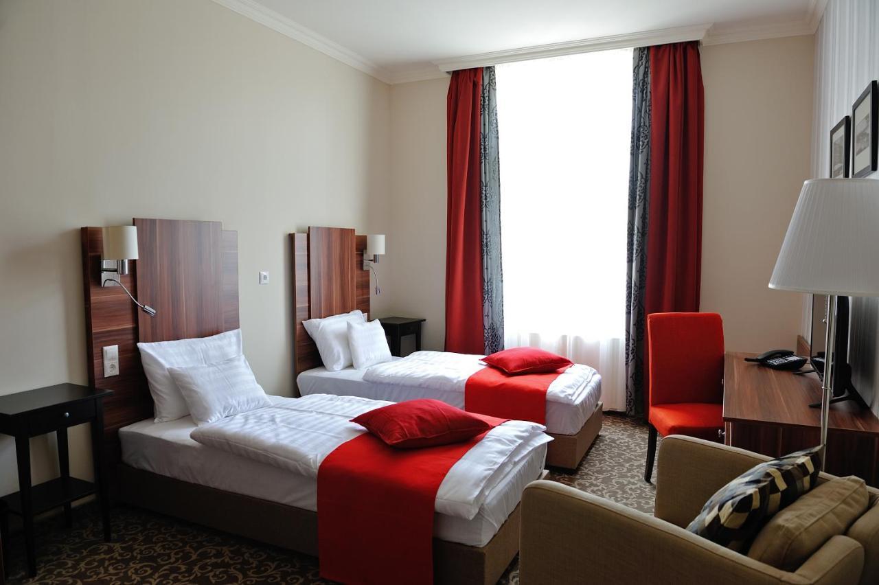 Corner Hotel & Kavehaz Dunaújváros Екстериор снимка