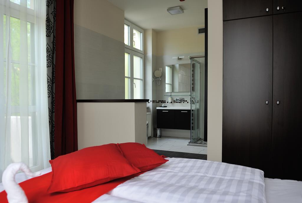 Corner Hotel & Kavehaz Dunaújváros Стая снимка