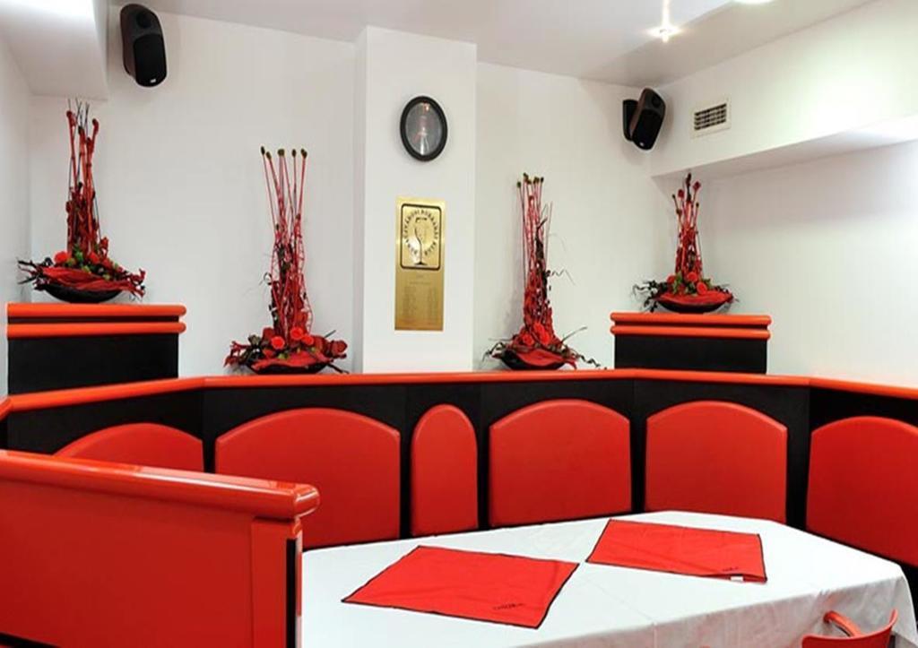 Corner Hotel & Kavehaz Dunaújváros Екстериор снимка