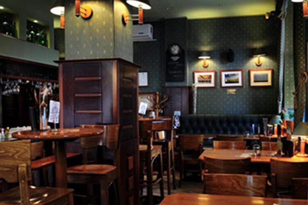 Corner Hotel & Kavehaz Dunaújváros Екстериор снимка