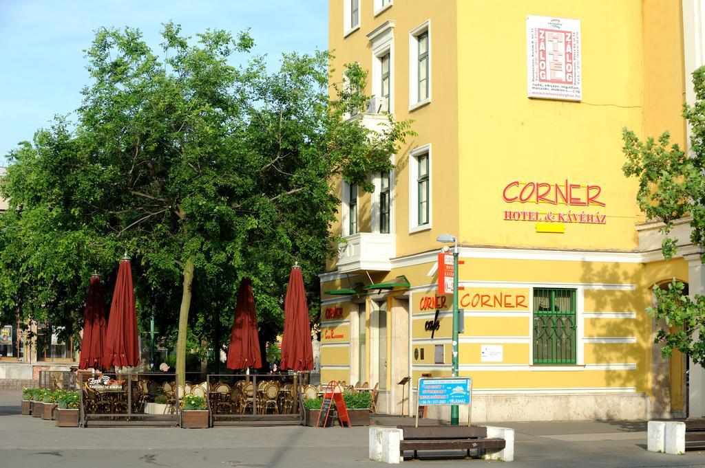 Corner Hotel & Kavehaz Dunaújváros Екстериор снимка