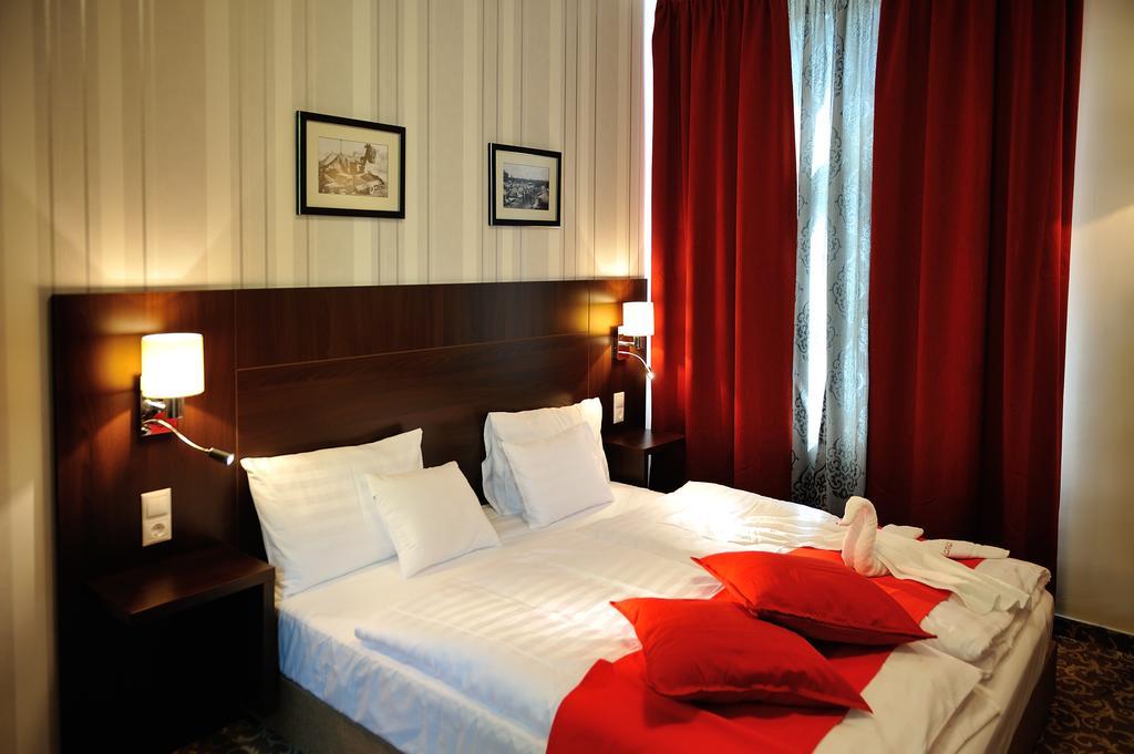 Corner Hotel & Kavehaz Dunaújváros Екстериор снимка