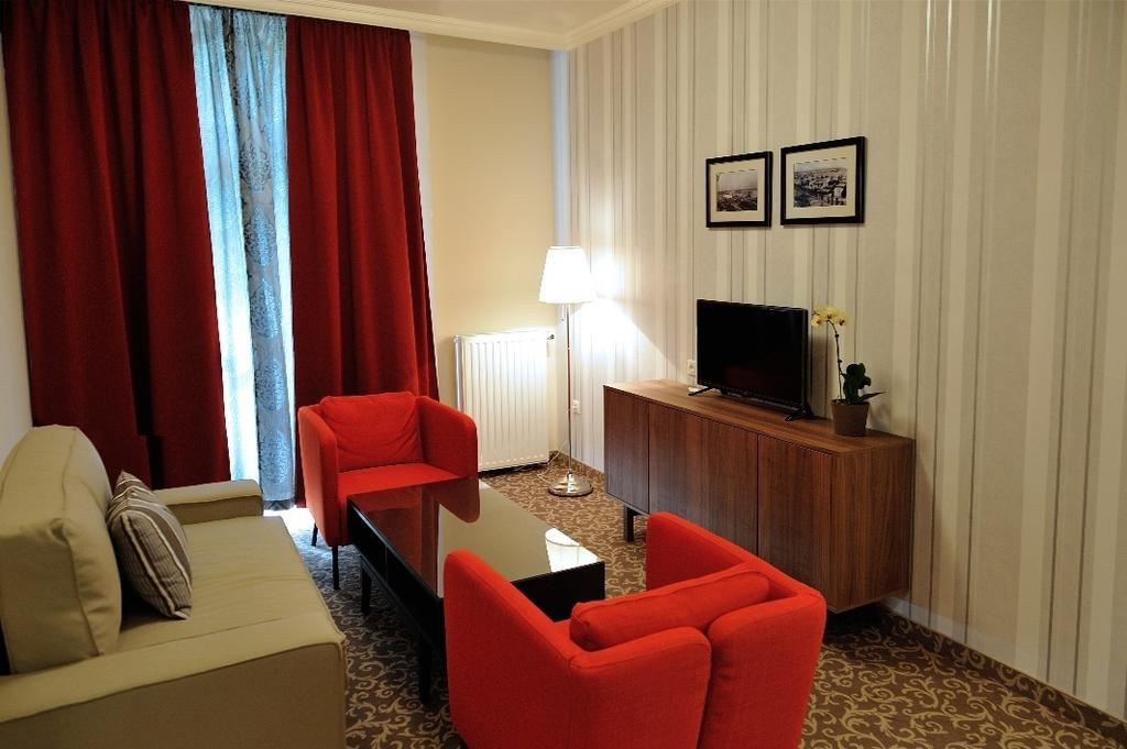 Corner Hotel & Kavehaz Dunaújváros Екстериор снимка