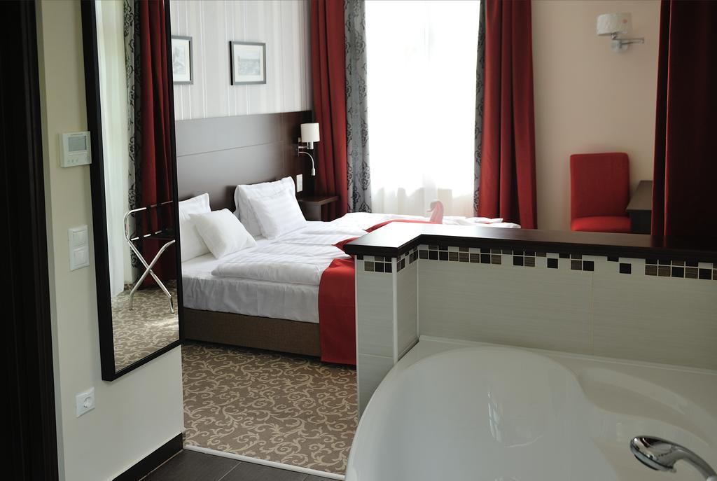 Corner Hotel & Kavehaz Dunaújváros Стая снимка