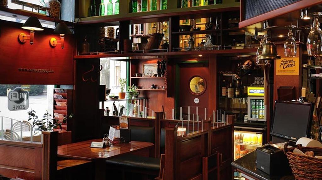 Corner Hotel & Kavehaz Dunaújváros Екстериор снимка