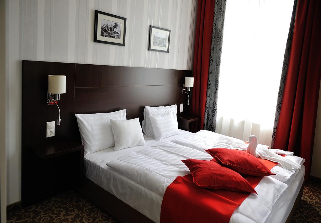 Corner Hotel & Kavehaz Dunaújváros Стая снимка