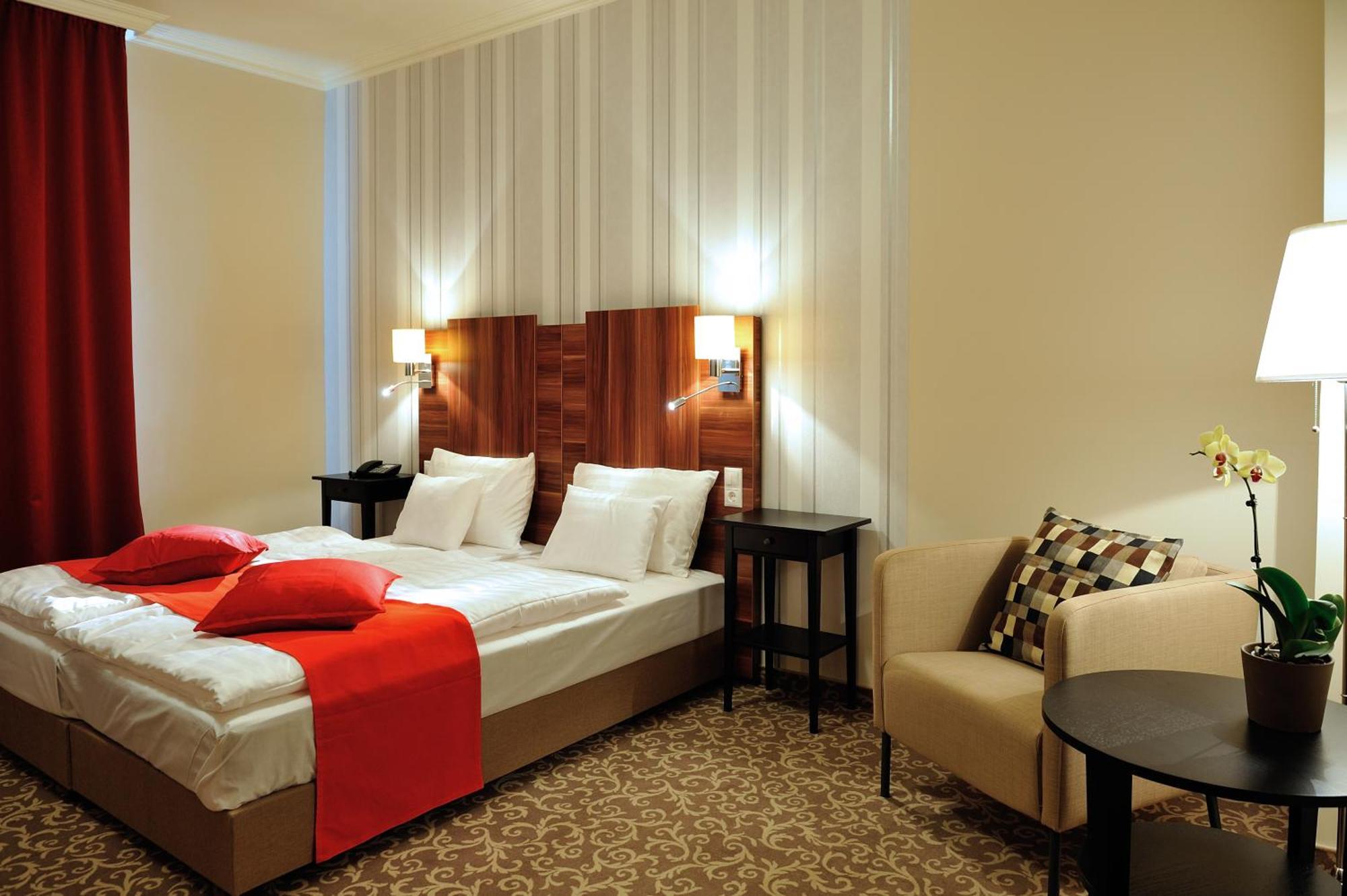 Corner Hotel & Kavehaz Dunaújváros Екстериор снимка